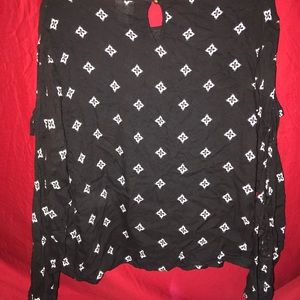 Long sleeve shirt, open sleeves